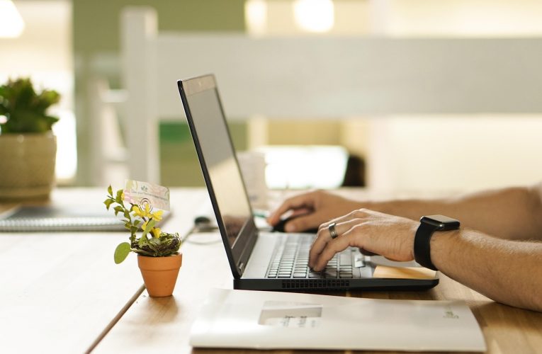Praca w biurze – jak znaleźć idealnego laptopa dla swoich potrzeb?