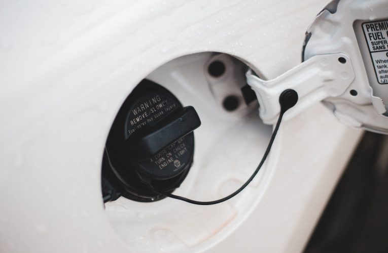 Zbiornik paliwa do samochodu dostawczego dla wymagających – jakie wybrać?